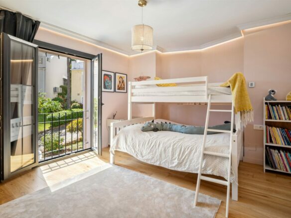 FOR SALE 🏡 Renovated Townhouse with Sea Views – Golden Mile, Marbella