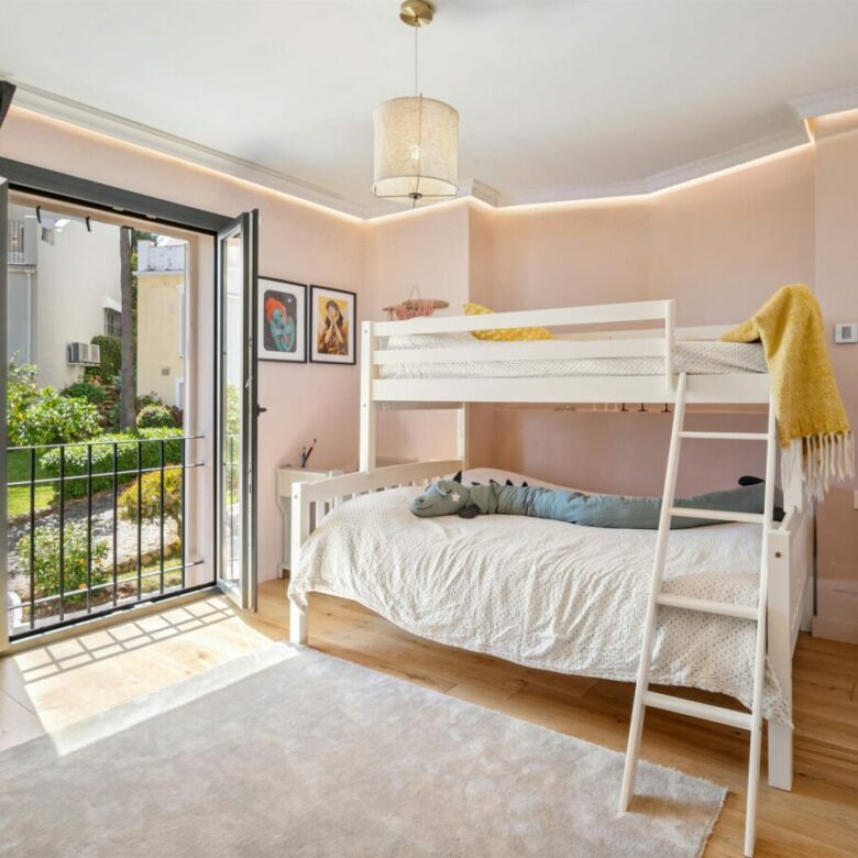FOR SALE 🏡 Renovated Townhouse with Sea Views – Golden Mile, Marbella