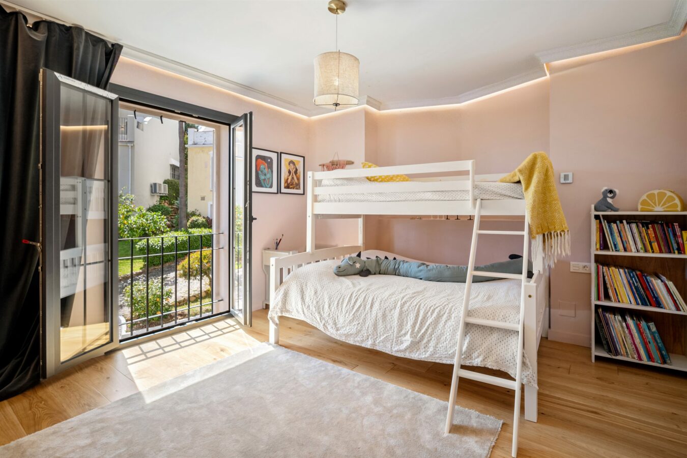 FOR SALE 🏡 Renovated Townhouse with Sea Views – Golden Mile, Marbella