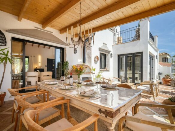 FOR SALE 🏡 Renovated Townhouse with Sea Views – Golden Mile, Marbella