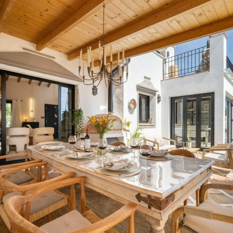 FOR SALE 🏡 Renovated Townhouse with Sea Views – Golden Mile, Marbella