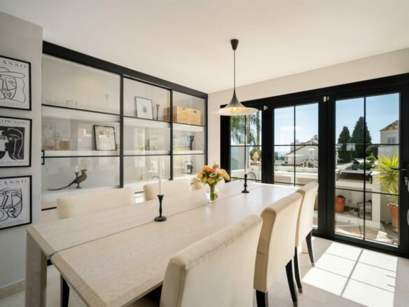 FOR SALE 🏡 Renovated Townhouse with Sea Views – Golden Mile, Marbella