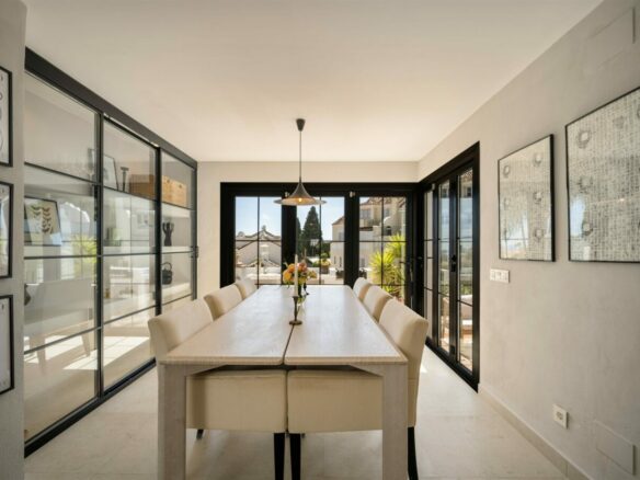 FOR SALE 🏡 Renovated Townhouse with Sea Views – Golden Mile, Marbella