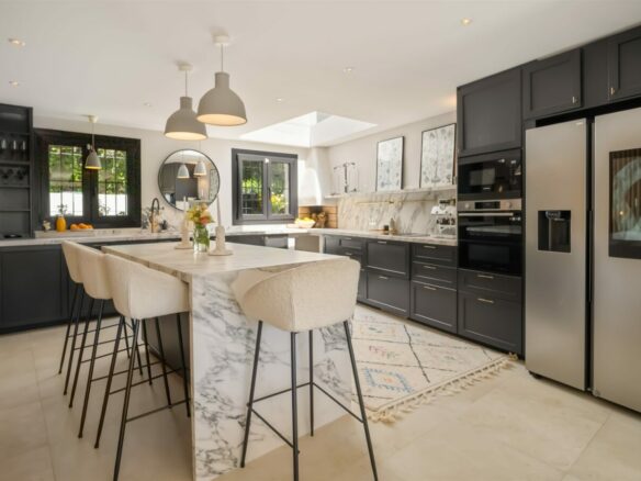 FOR SALE 🏡 Renovated Townhouse with Sea Views – Golden Mile, Marbella