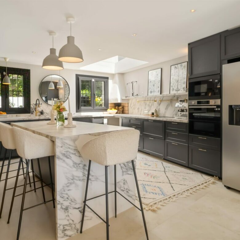 FOR SALE 🏡 Renovated Townhouse with Sea Views – Golden Mile, Marbella