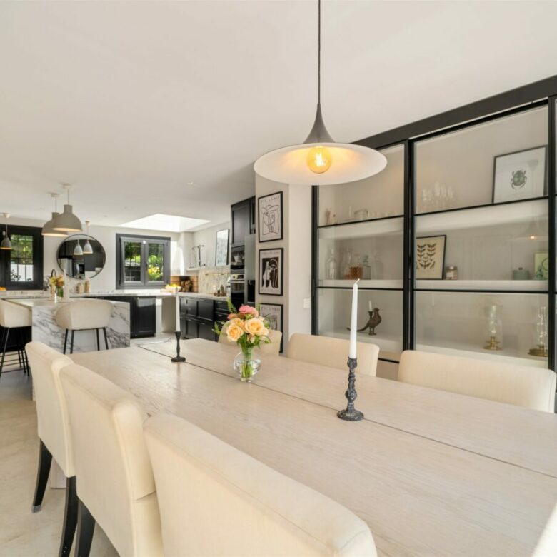 FOR SALE 🏡 Renovated Townhouse with Sea Views – Golden Mile, Marbella