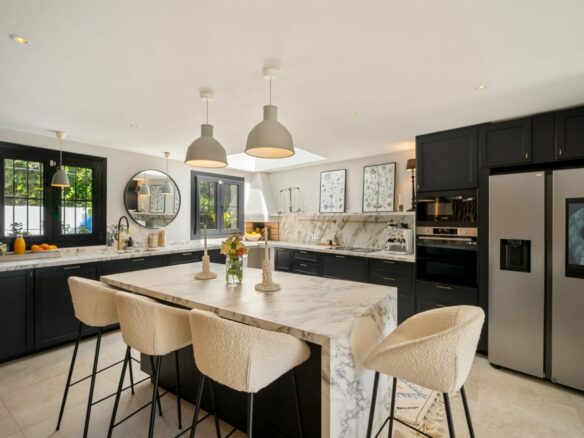 FOR SALE 🏡 Renovated Townhouse with Sea Views – Golden Mile, Marbella