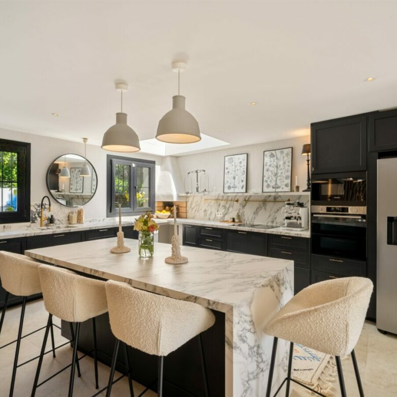 FOR SALE 🏡 Renovated Townhouse with Sea Views – Golden Mile, Marbella