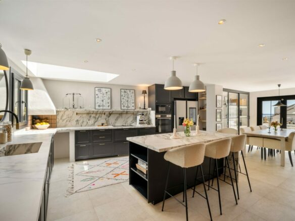 FOR SALE 🏡 Renovated Townhouse with Sea Views – Golden Mile, Marbella