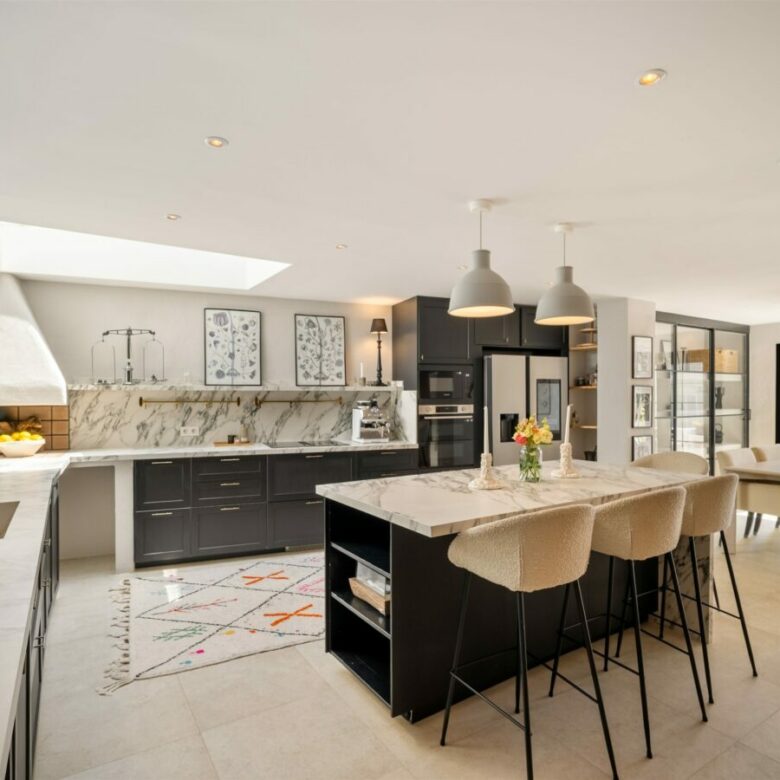 FOR SALE 🏡 Renovated Townhouse with Sea Views – Golden Mile, Marbella