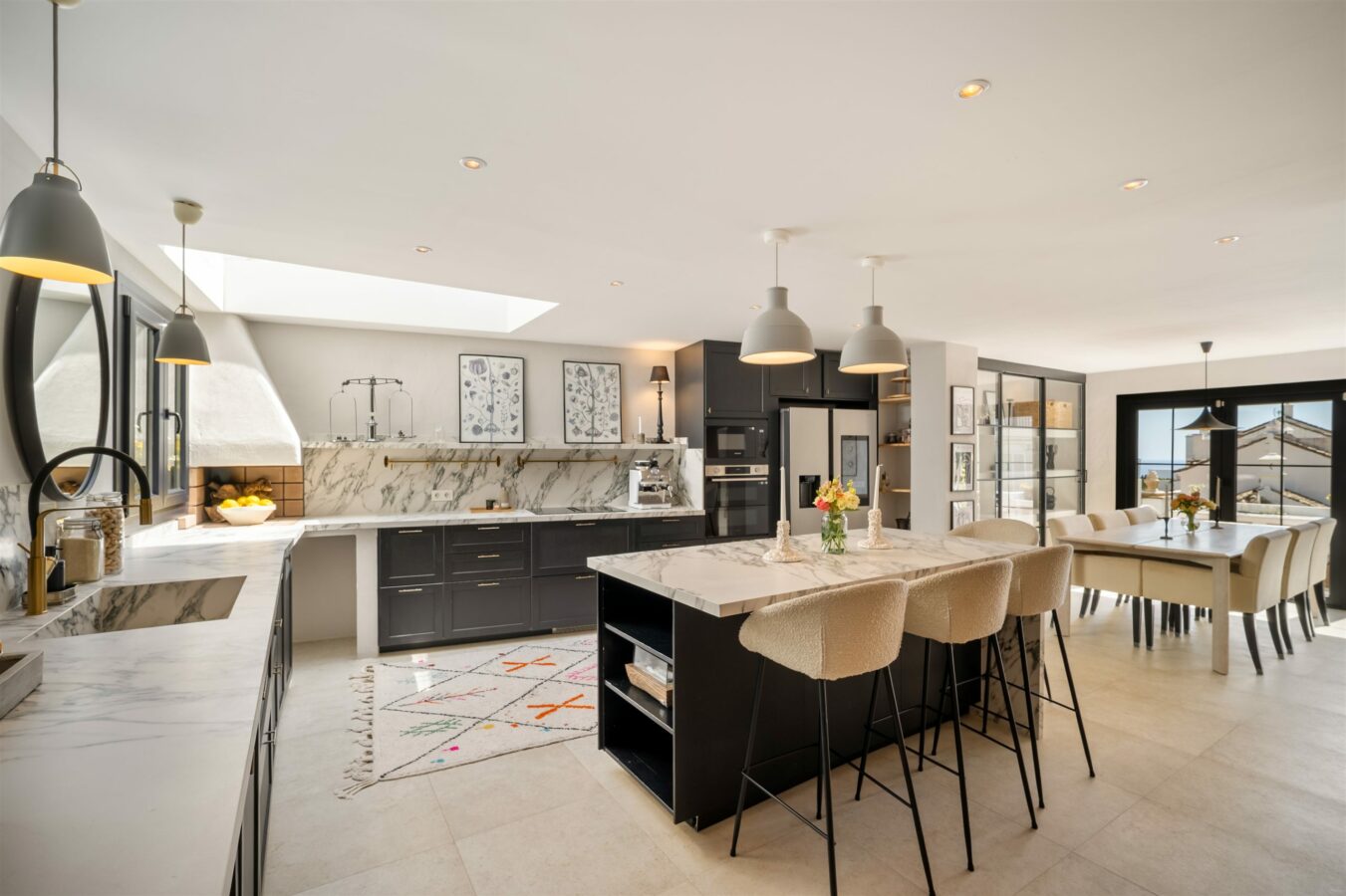 FOR SALE 🏡 Renovated Townhouse with Sea Views – Golden Mile, Marbella