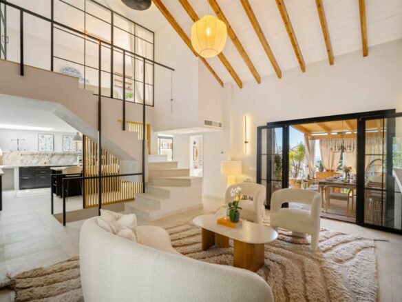 FOR SALE 🏡 Renovated Townhouse with Sea Views – Golden Mile, Marbella