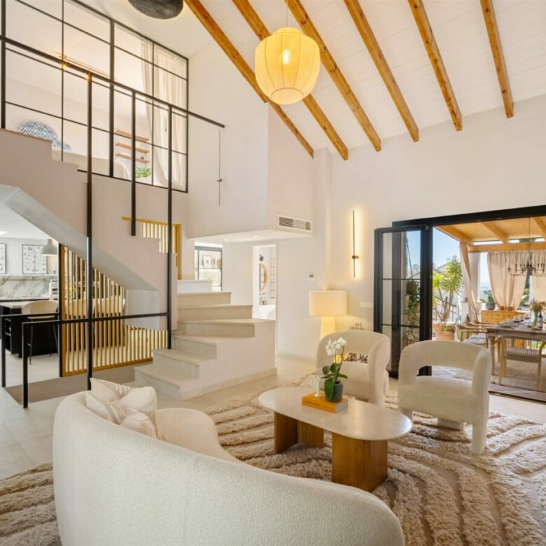 FOR SALE 🏡 Renovated Townhouse with Sea Views – Golden Mile, Marbella