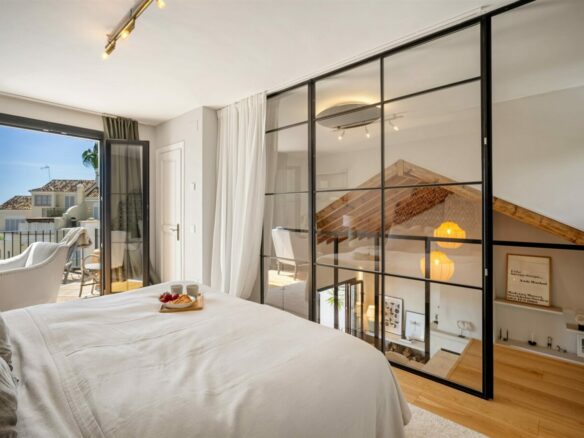 FOR SALE 🏡 Renovated Townhouse with Sea Views – Golden Mile, Marbella