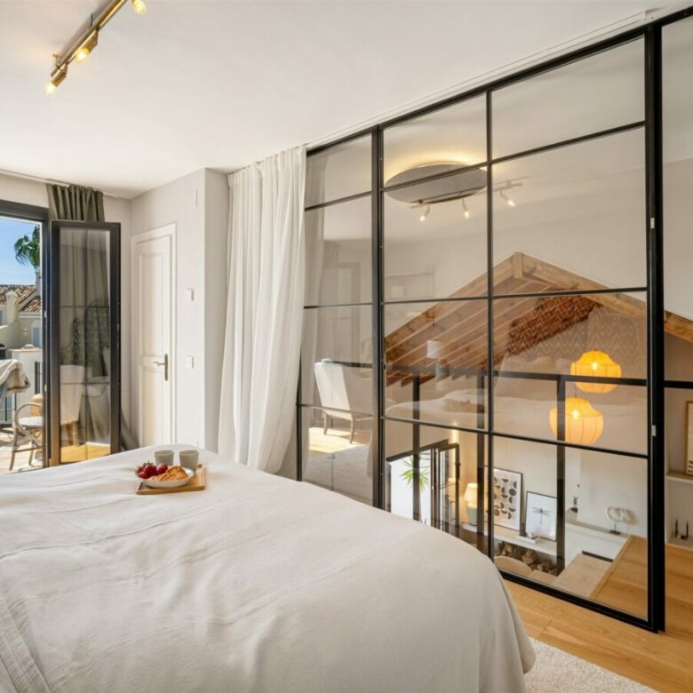 FOR SALE 🏡 Renovated Townhouse with Sea Views – Golden Mile, Marbella