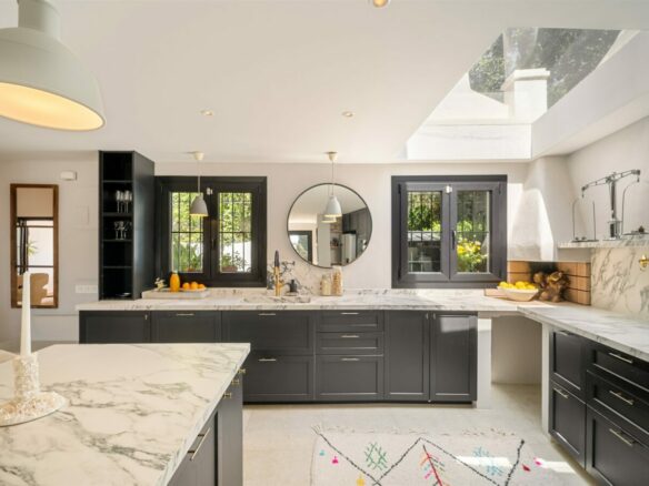 FOR SALE 🏡 Renovated Townhouse with Sea Views – Golden Mile, Marbella