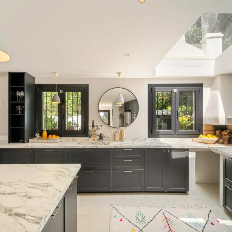 FOR SALE 🏡 Renovated Townhouse with Sea Views – Golden Mile, Marbella
