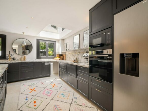FOR SALE 🏡 Renovated Townhouse with Sea Views – Golden Mile, Marbella