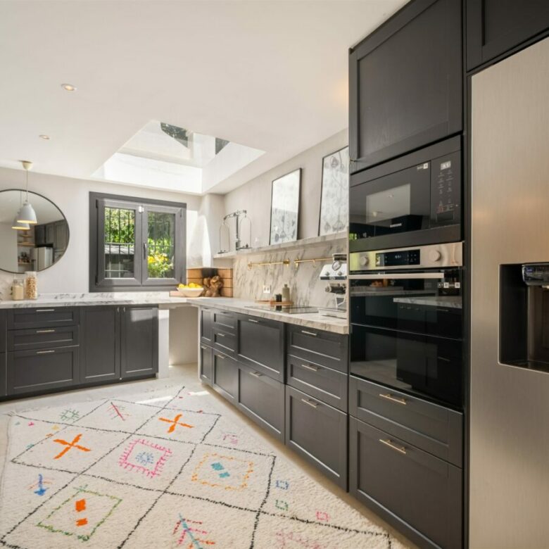 FOR SALE 🏡 Renovated Townhouse with Sea Views – Golden Mile, Marbella