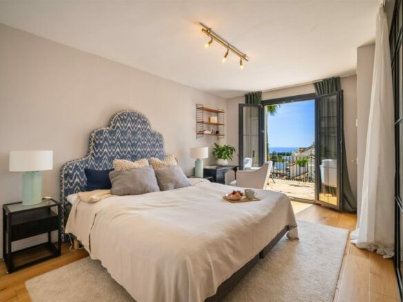 FOR SALE 🏡 Renovated Townhouse with Sea Views – Golden Mile, Marbella