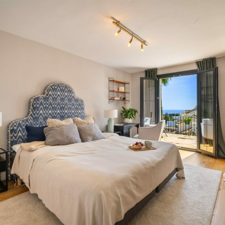FOR SALE 🏡 Renovated Townhouse with Sea Views – Golden Mile, Marbella