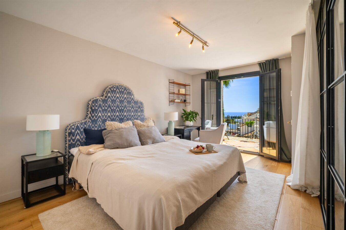 FOR SALE 🏡 Renovated Townhouse with Sea Views – Golden Mile, Marbella