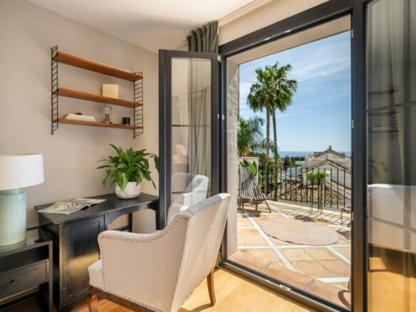 FOR SALE 🏡 Renovated Townhouse with Sea Views – Golden Mile, Marbella