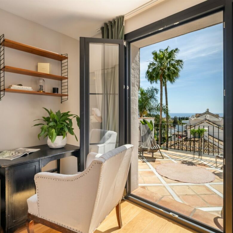 FOR SALE 🏡 Renovated Townhouse with Sea Views – Golden Mile, Marbella