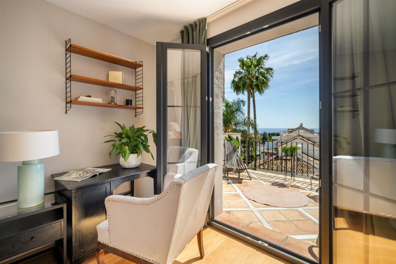 FOR SALE 🏡 Renovated Townhouse with Sea Views – Golden Mile, Marbella
