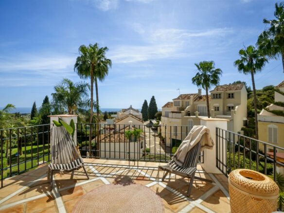 FOR SALE 🏡 Renovated Townhouse with Sea Views – Golden Mile, Marbella