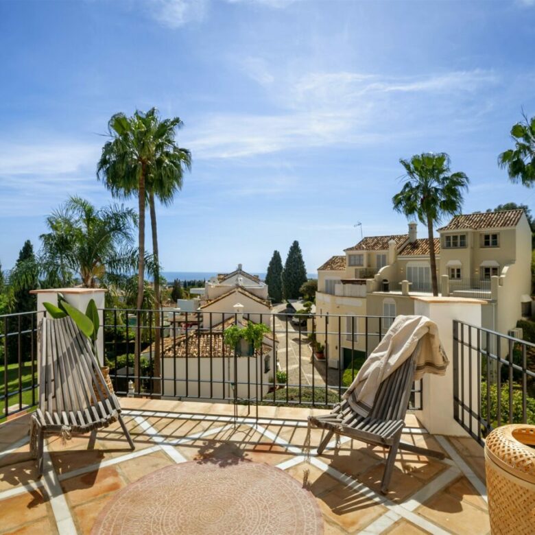 FOR SALE 🏡 Renovated Townhouse with Sea Views – Golden Mile, Marbella