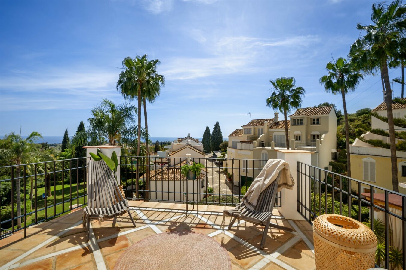 FOR SALE 🏡 Renovated Townhouse with Sea Views – Golden Mile, Marbella