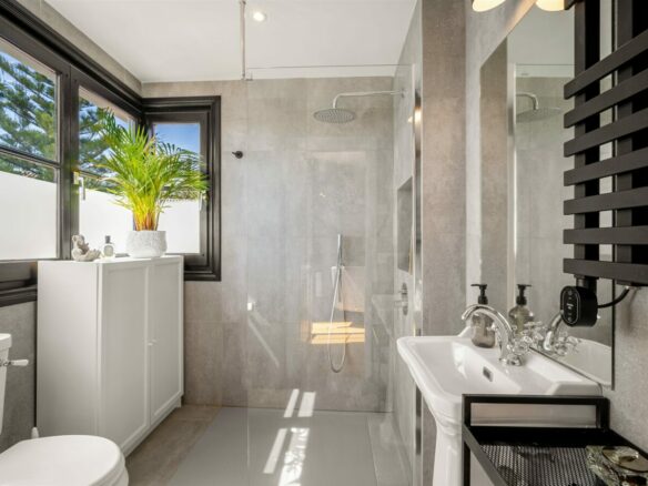 FOR SALE 🏡 Renovated Townhouse with Sea Views – Golden Mile, Marbella