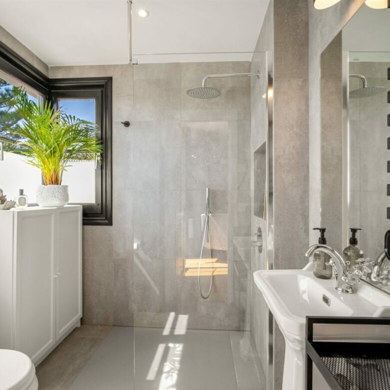 FOR SALE 🏡 Renovated Townhouse with Sea Views – Golden Mile, Marbella
