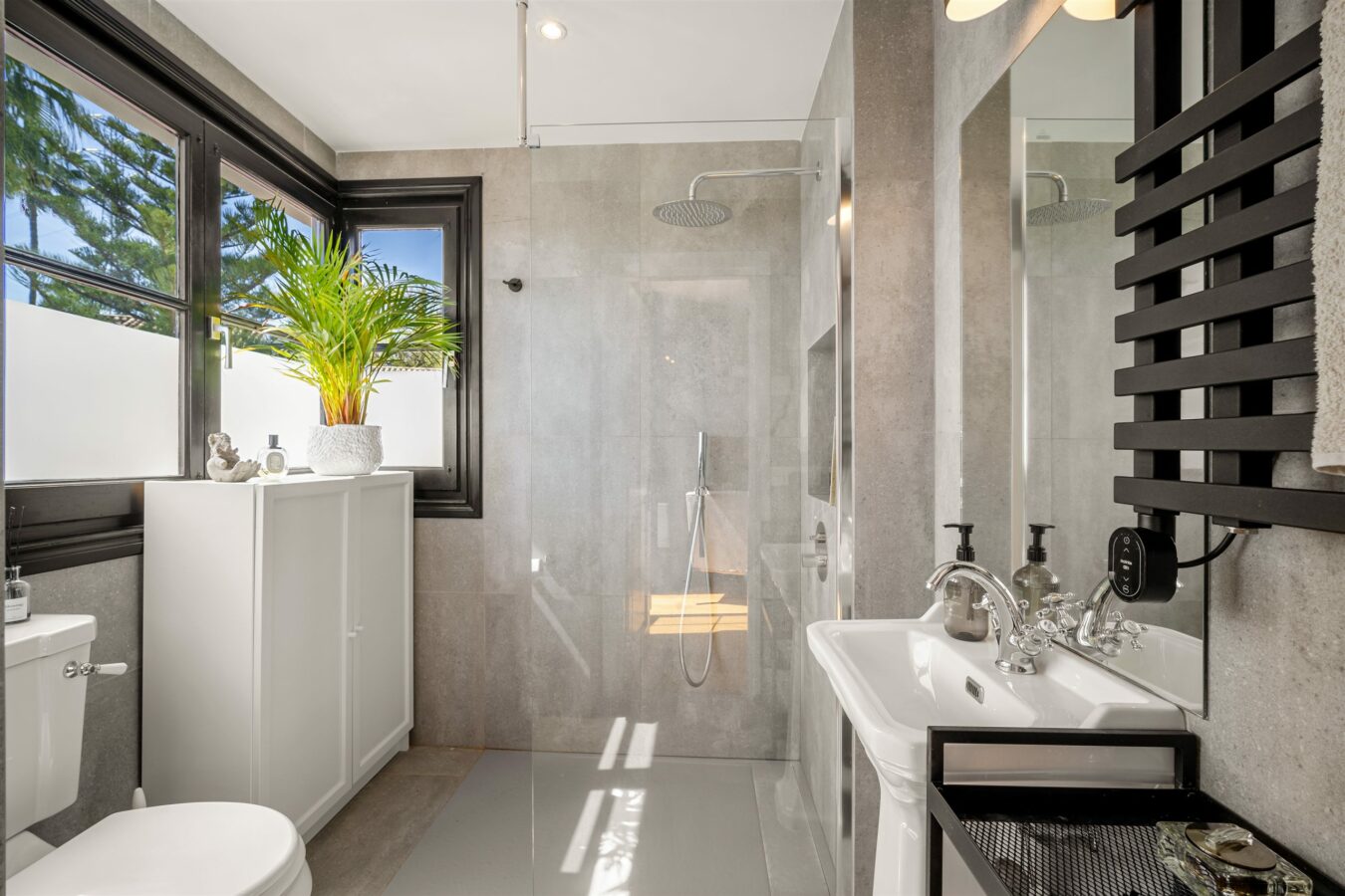 FOR SALE 🏡 Renovated Townhouse with Sea Views – Golden Mile, Marbella