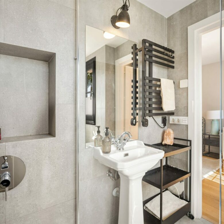 FOR SALE 🏡 Renovated Townhouse with Sea Views – Golden Mile, Marbella