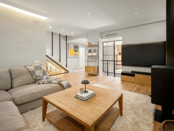 FOR SALE 🏡 Renovated Townhouse with Sea Views – Golden Mile, Marbella