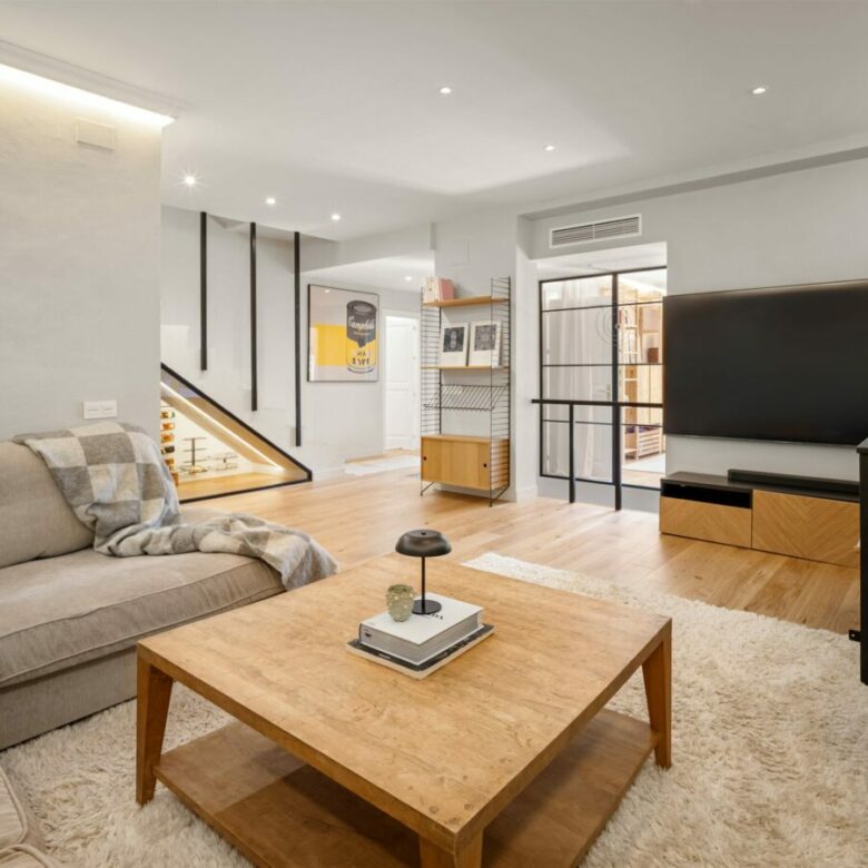 FOR SALE 🏡 Renovated Townhouse with Sea Views – Golden Mile, Marbella