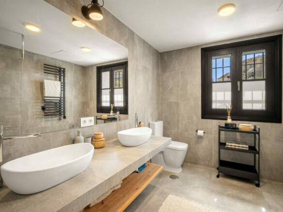 FOR SALE 🏡 Renovated Townhouse with Sea Views – Golden Mile, Marbella