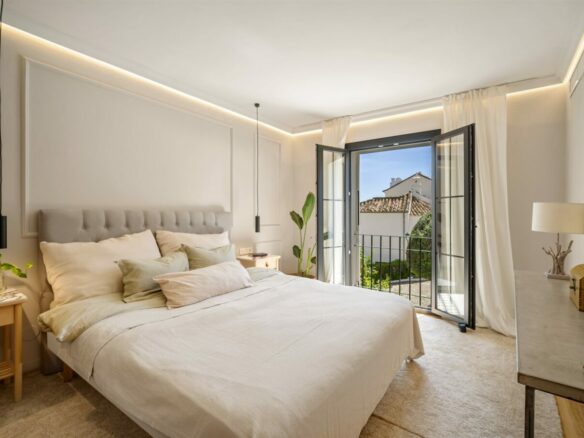 FOR SALE 🏡 Renovated Townhouse with Sea Views – Golden Mile, Marbella