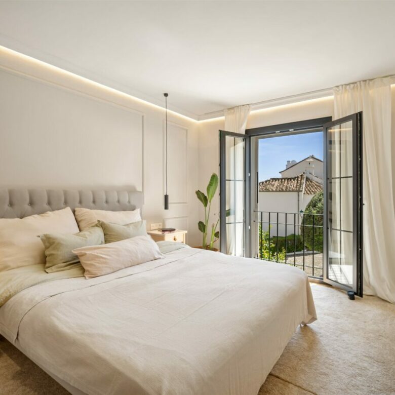 FOR SALE 🏡 Renovated Townhouse with Sea Views – Golden Mile, Marbella