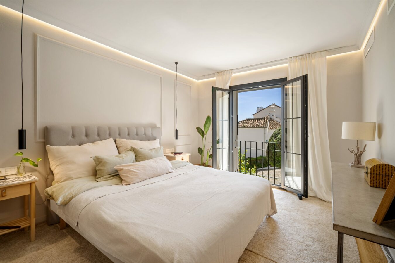 FOR SALE 🏡 Renovated Townhouse with Sea Views – Golden Mile, Marbella