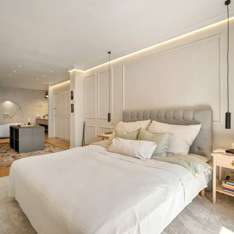 FOR SALE 🏡 Renovated Townhouse with Sea Views – Golden Mile, Marbella
