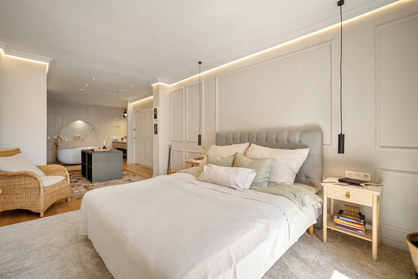FOR SALE 🏡 Renovated Townhouse with Sea Views – Golden Mile, Marbella