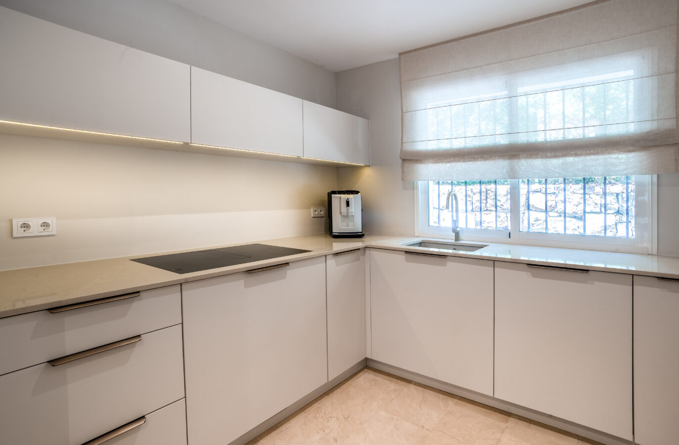FOR SALE 🏡 Renovated Ground-Floor Apartment with Direct Pool Access – Sierra Blanca, Golden Mile, Marbella