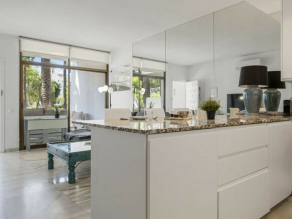 FOR SALE 🏡 Apartment with Tourist Licence in the Heart of Puerto Banús – La Alcazaba, Marbella