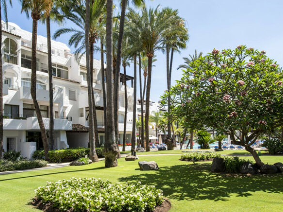 FOR SALE 🏡 Apartment with Tourist Licence in the Heart of Puerto Banús – La Alcazaba, Marbella