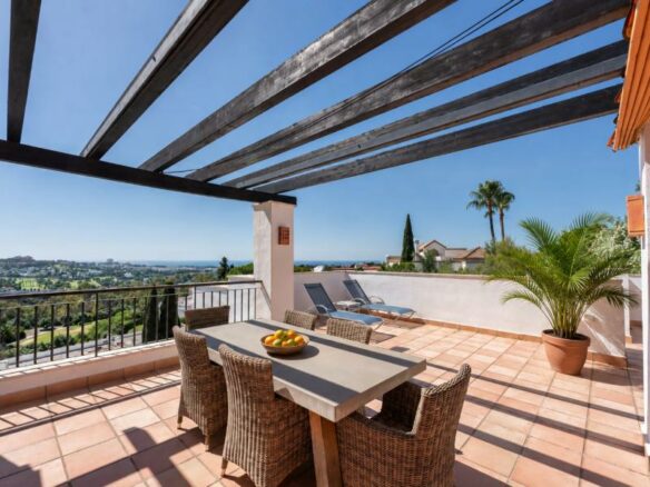 FOR SALE 🏡 South Facing Duplex Penthouse with Panoramic Views – La Quinta Suites, Benahavís