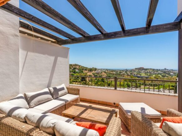 FOR SALE 🏡 South Facing Duplex Penthouse with Panoramic Views – La Quinta Suites, Benahavís