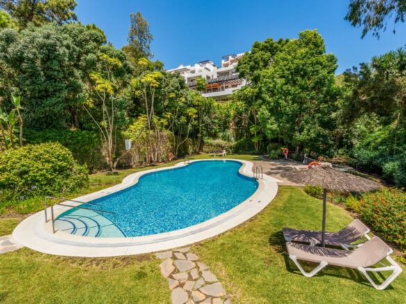 FOR SALE 🏡 South Facing Duplex Penthouse with Panoramic Views – La Quinta Suites, Benahavís